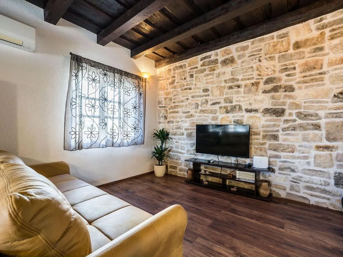 Pretty Holiday Home In Sukosan With Fenced Garden 0*,