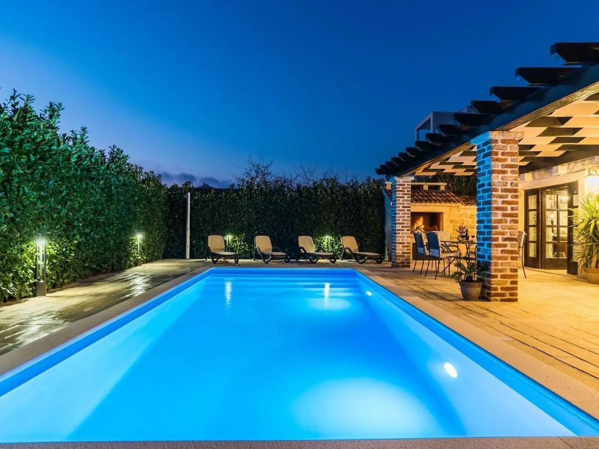 Pretty Holiday Home In Sukosan With Fenced Garden Croacia